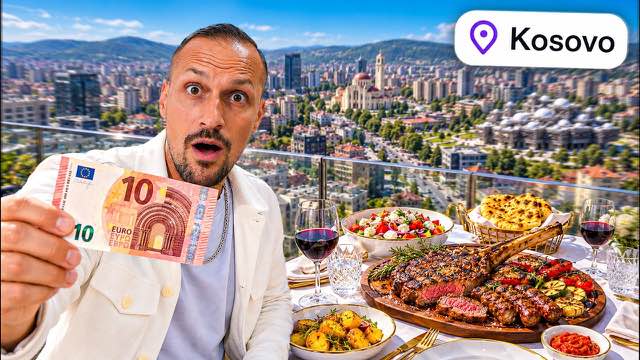 Ein Mann hält einen 10-Euro-Schein hoch, neben ihm ein gedeckter Tisch mit Steak, Salat und Brot, dahinter eine Stadt im Kosovo.