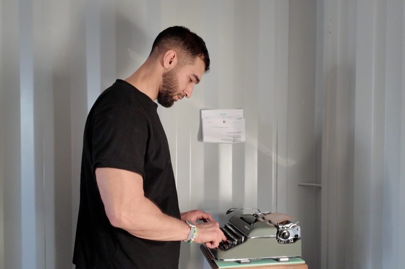 Izzet an der Schreibmaschine im Base33